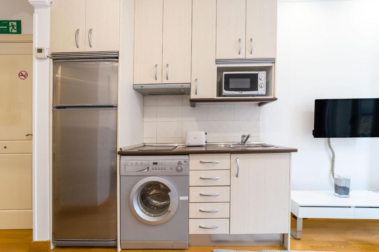 Apartamentos Gran Via Madrid Bagian luar foto