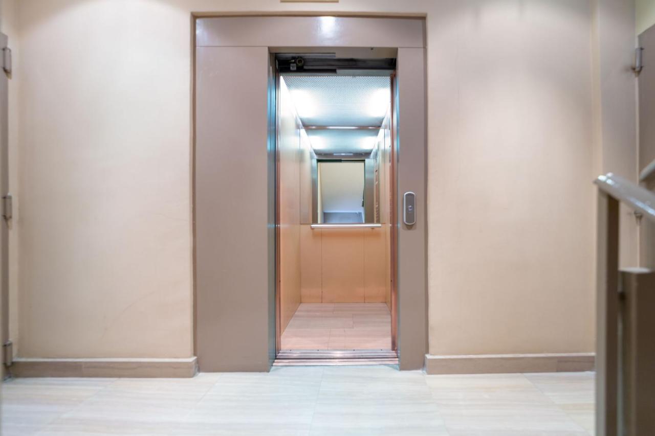 Apartamentos Gran Via Madrid Bagian luar foto