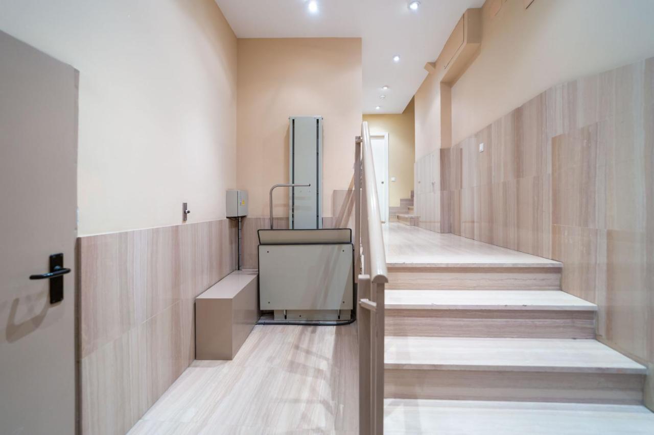 Apartamentos Gran Via Madrid Bagian luar foto