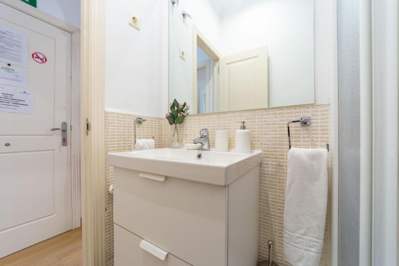 Apartamentos Gran Via Madrid Bagian luar foto