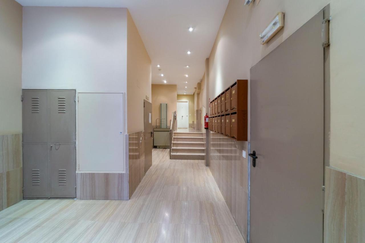 Apartamentos Gran Via Madrid Bagian luar foto