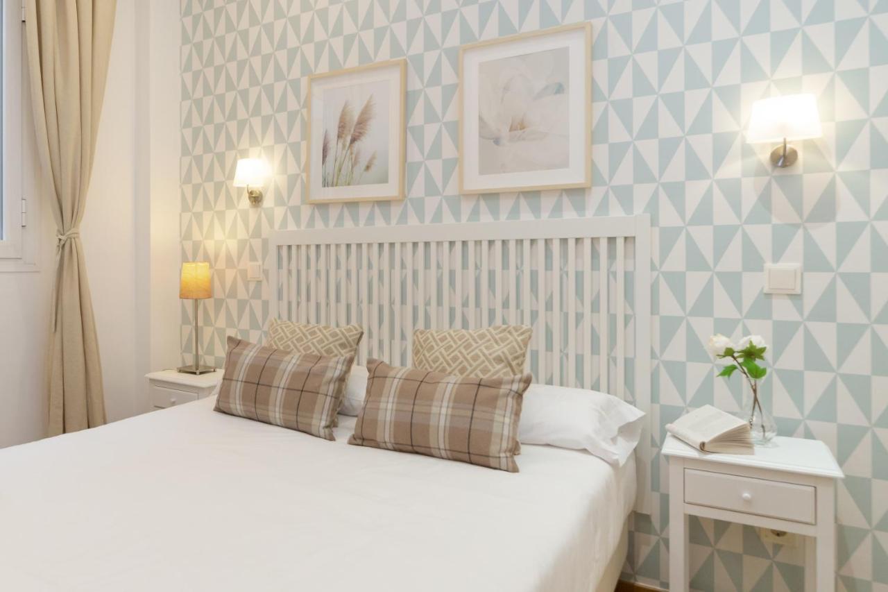 Apartamentos Gran Via Madrid Bagian luar foto