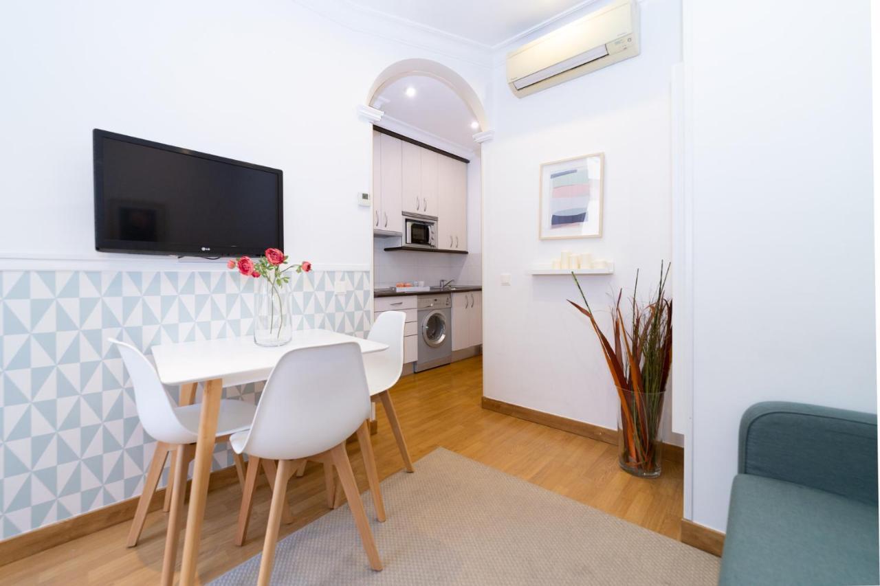 Apartamentos Gran Via Madrid Bagian luar foto