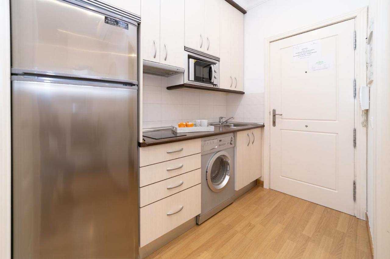 Apartamentos Gran Via Madrid Bagian luar foto