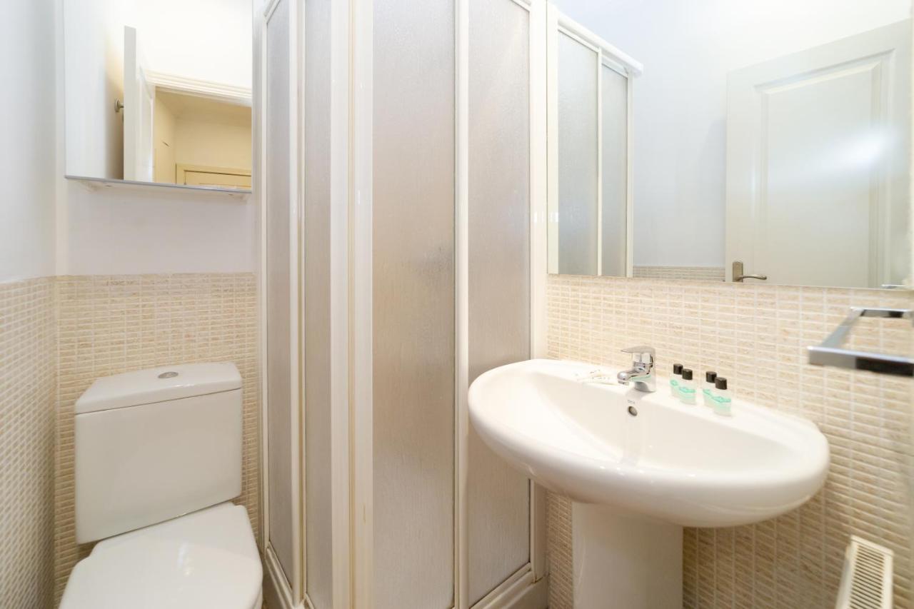 Apartamentos Gran Via Madrid Bagian luar foto