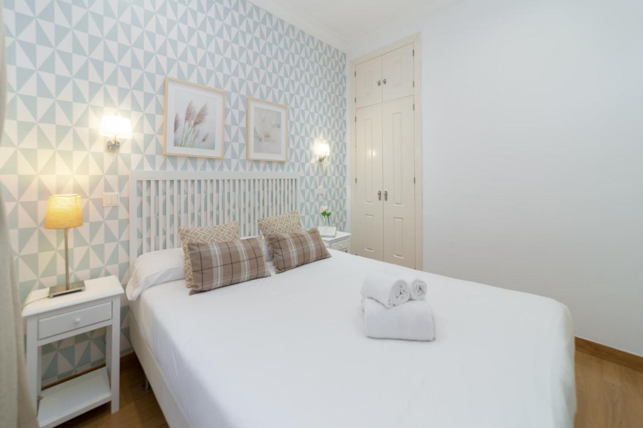 Apartamentos Gran Via Madrid Bagian luar foto